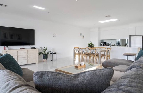 Safety Beach House | Helm House A Contemporary Coastal Group Retreat