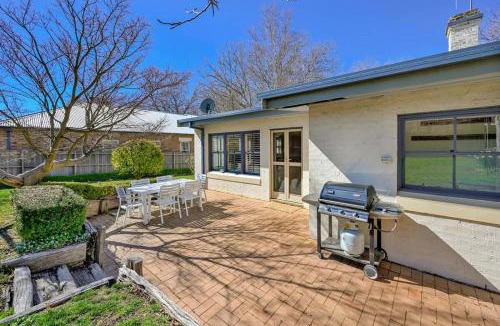 Orange House | Heritage Charm on Hill - Tree-Lined Walk to Town