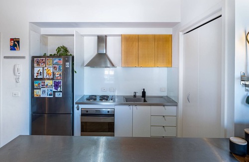 Brunswick Apartment | Heritage Loft in Brunswick- city views, free secure parking + workspace