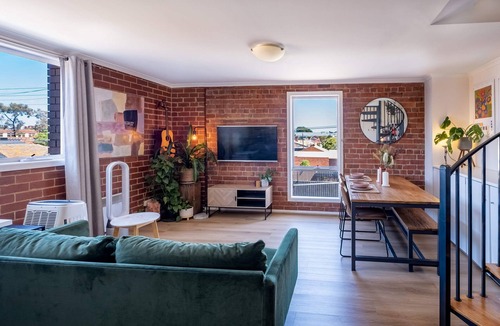 Brunswick Apartment | Heritage Loft in Brunswick- city views, free secure parking + workspace