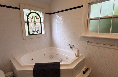 Clare Bed & Breakfast | Heritage Retreat in heart of Clare, close to cafes & eateries. Sleeps 4