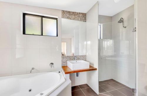 Brooms Head House | Hibiscus Dreaming - Walking distance to the beach