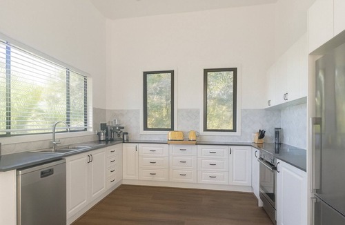 Valla Beach House | Hibiscus Haven 1BR getaway in Valla Beach