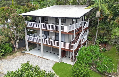 Valla Beach House | Hibiscus Haven 1BR getaway in Valla Beach