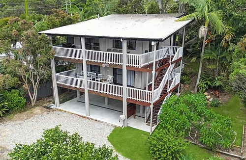 Valla Beach House | Hibiscus Hideaway Valla Beach 4BR home w/two verandahs