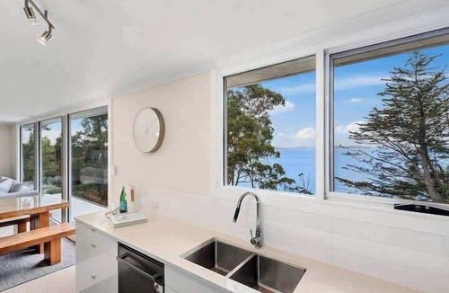 Blackmans Bay House | Hidden Bay Retreat 15 Min to Hobart, 5 Bed 3 Bath