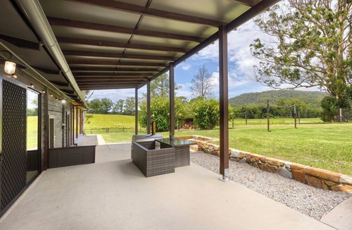 Valla House | Hidden Gem, Unique Rural barn on acreage yet 5 minutes to beautiful Valla Beach