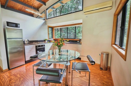 Smiths Creek Ski Chalet | Hidden Valley Chalet – Mezzanine Rainforest Retreat