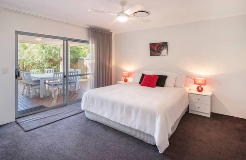 West Busselton House | Hideaway on High- 10 minute walk to town