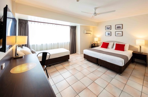 Cairns Central Business District Hotel | Hides Hotel Cairns