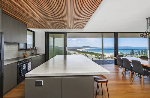 Crescent Head House | HIGH END FINISHES AND UNBEATABLE VIEWS!