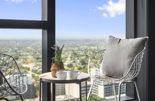 Box Hill Apartment | High-Rise 3-Bed Apartment with Premium Amenities