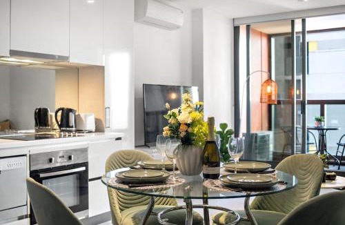 Melbourne Central Business District Apartment | High Rise CBD Retreat Cozy 1BR Pool, Gym, Sauna