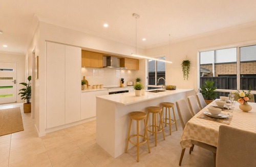Greenbank House | Highbury Court Retreat: 4-Bed, 2-Bath, w/Parking