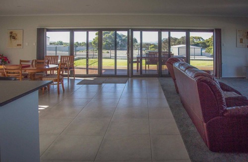 Lake Wangary House | Highview on Victoria is a spacious, superbly appointed holiday home