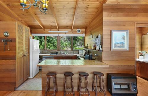 Merrijig House | Hil & Jack='s Riverfront Cabin, Merrijig Mt Buller