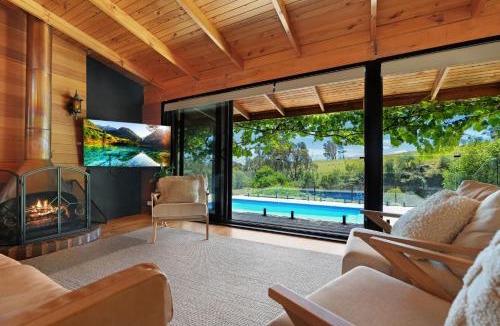 Merrijig House | Hil & Jack='s Riverfront Cabin, Merrijig Mt Buller