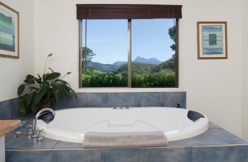 Upper Crystal Creek Bed & Breakfast | Hillcrest Mountain View Retreat