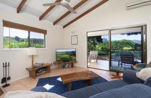 Upper Crystal Creek Bed & Breakfast | Hillcrest Mountain View Retreat