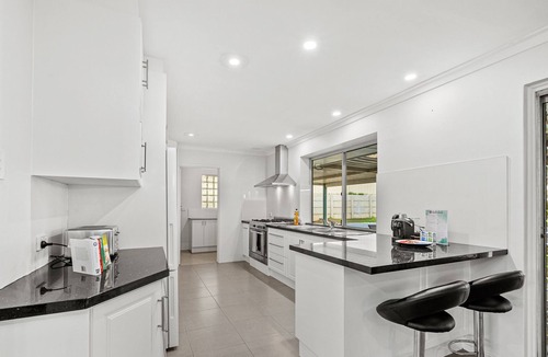 Kelmscott House | Hillside Retreat Perth East-Airport 25 minutes