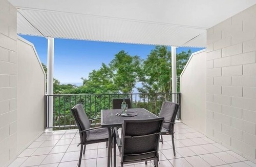 Trinity Beach Apartment | Hilltop Resort with Ocean Views