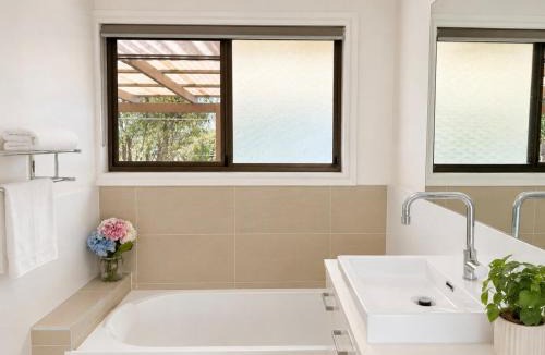 Jamboree Heights House | Hilltop View & Family Comfort - Sleep 6