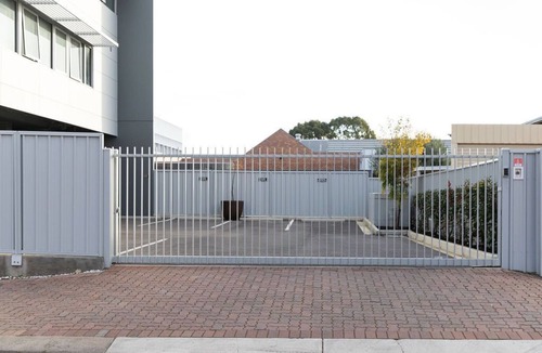 Mile End Apartment | Hilton Executive Apartment
