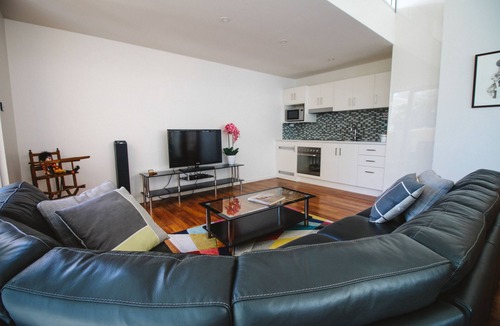 Glenelg Apartment | Hindmarsh House on College | Steps to Glenelg Beach, Cafes & Jetty Road