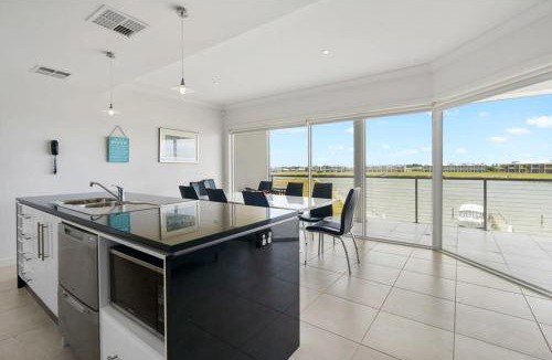 Nangkita House | Hindmarsh Island - Linen Included - Waterfront - Luxury