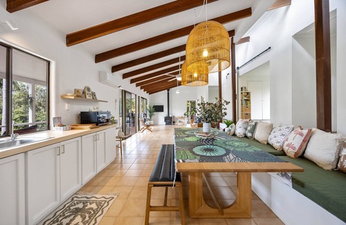 Eumundi House | Hinterland 3-Bed Retreat with Outdoor Dining & BBQ