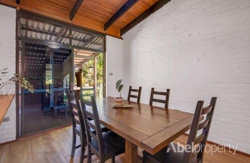 Helena Valley House | Historical cottage in the hills