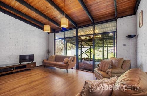 Helena Valley House | Historical cottage in the hills