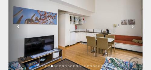 Preston Beach House | Holiday Home in Footprints