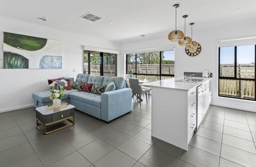 Officer House | Holiday Home VIC Officer 5BR WiFi Parking