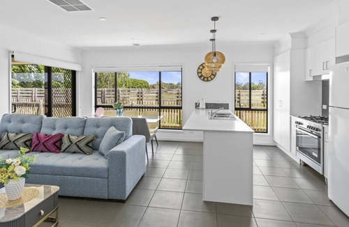 Officer House | Holiday Home VIC Officer 5BR WiFi Parking