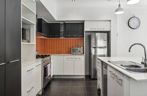 Calamvale House | HolidayParadise 4BR Pool/BBQ/Parking nearMall/Park