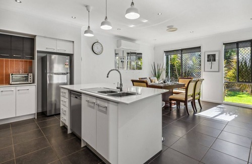 Calamvale House | HolidayParadise 4BR Pool/BBQ/Parking nearMall/Park