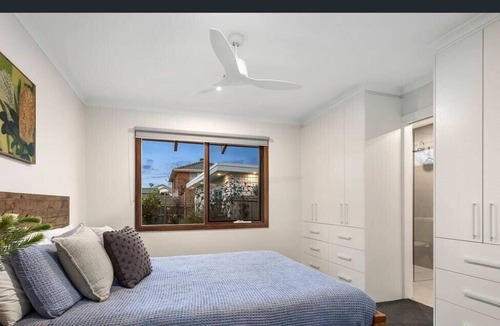 St Leonards House | Home 400m from the beach!