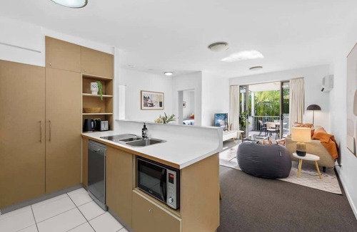 Fortitude Valley Apartment | Home away from Home! 2Bed/1Bath/Car/Pool~2kms CBD