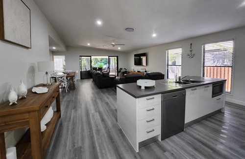 Rainbow Beach House | Home with Pool 400m to the Beach