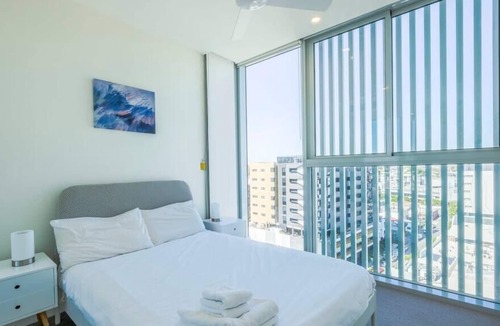 Newstead Apartment | Homely 2BD Apt close to CBD + Parking