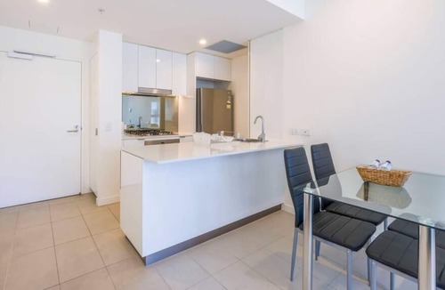 Newstead Apartment | Homely 2BD Apt close to CBD + Parking