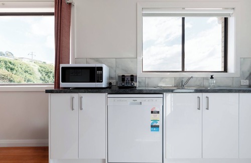 Riverside House | Homely Hideaway with Parking & WiFi