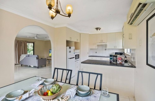 Robertson House | Homy Spacious 4B2B w/Parking steps to Malls/Dining