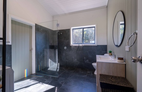 Pipeclay House | Honeybreeze - Scenic riverfront country farm