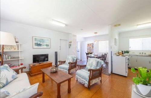 Brooms Head House | Honeysuckle Cottage - Oceanstays