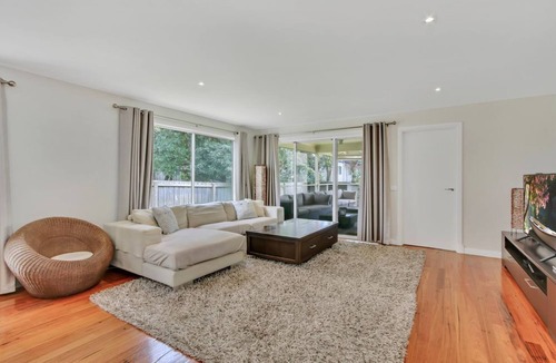 Lake Tyers Beach House | HOOKED ON SAND - 🎣 Fish 🌊 Swim 🏄🏻‍♀️ Surf 🏝 Relax
