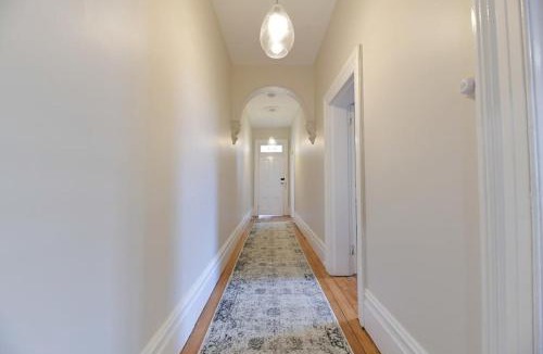 Bathurst Apartment | Hope St Cottage I - Historic Haven, Mountain Views