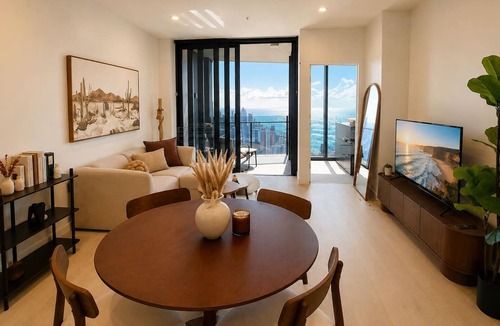 Broadbeach Apartment | Horizon Haven - Panoramic Ocean Views
