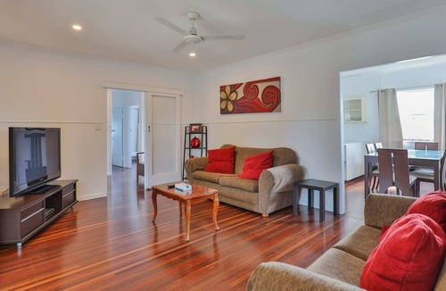 Bundaberg West House | Hospital Precinct with Air-con and access to Pool